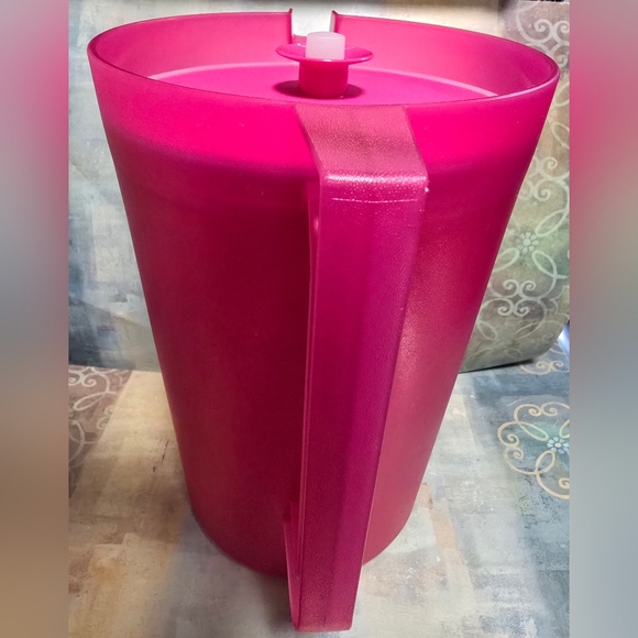 Tupperware Pink Pitcher with Lid 1 Gal - Picture 2 of 10